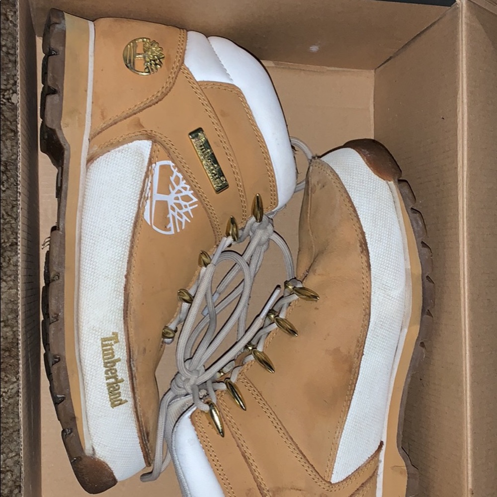 Size 8.5 woman’s timberlands - Picture 1 of 2